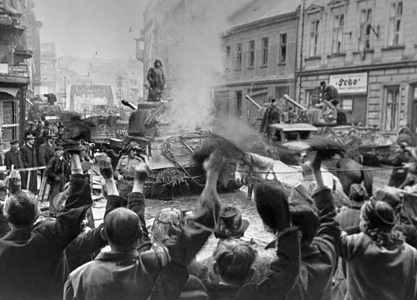 Cư dân thành phố Moravska-Ostrava gặp gỡ những người lính Xô-viết. - Sputnik Việt Nam