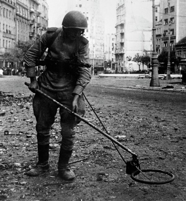 Chiến tranh Vệ quốc Vĩ đại 1941-1945. Nam Tư. Công binh Liên Xô rà phá bom mìn tại khu vực quảng trường ở Belgrade. Năm 1944. - Sputnik Việt Nam