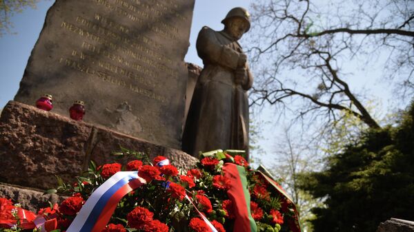 Vòng hoa và hoa tươi tại đài tưởng niệm những người lính Xô-viết hy sinh trong các trận đánh giải phóng Ba Lan, tại nghĩa trang Brudnovsky ở Warsaw trong Ngày Chiến thắng. - Sputnik Việt Nam