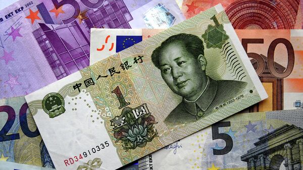 Денежные купюры китайских юаней и Европейского союза - Sputnik Việt Nam