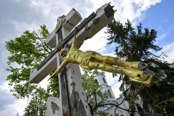 Tượng Chúa Kitô bị đóng đinh hư hỏng gần nhà thờ trong thị trấn Popasna - Sputnik Việt Nam