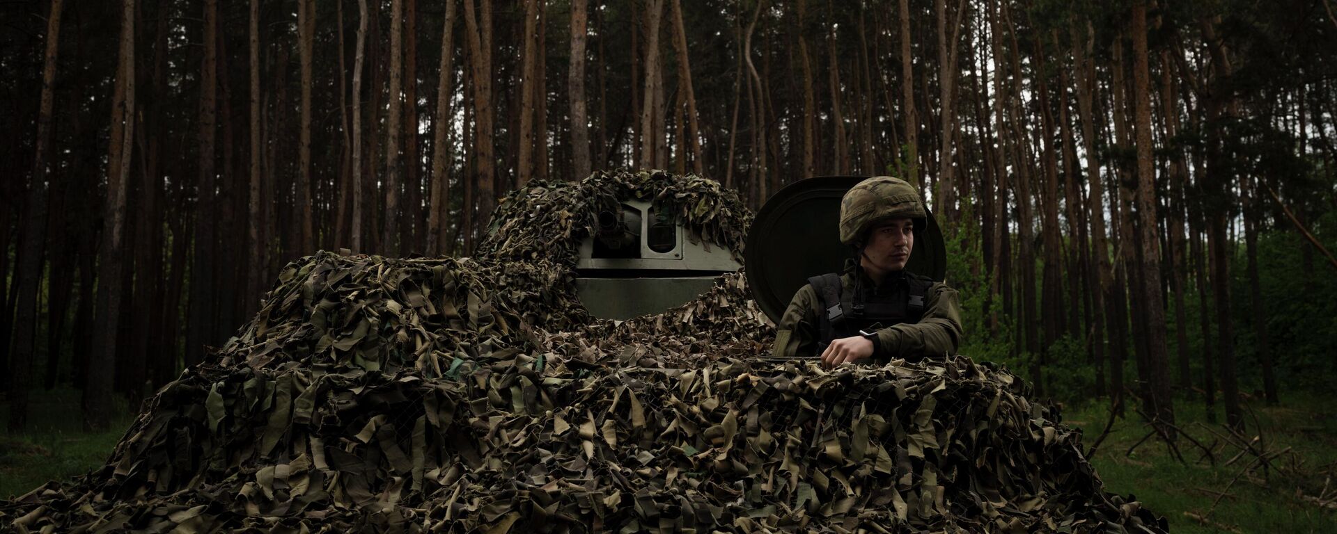 Lính Ukraina ngồi bên trong xe tăng ở vị trí gần Kharkov - Sputnik Việt Nam, 1920, 13.01.2023