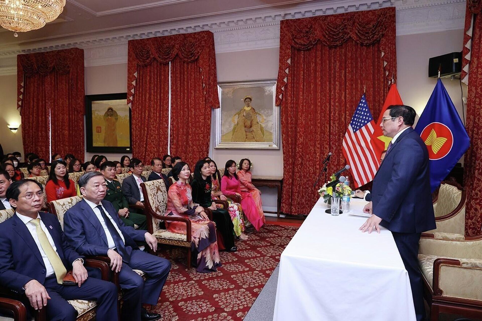 Thủ tướng Phạm Minh Chính phát biểu tại buổi gặp cán bộ, nhân viên Đại sứ quán Việt Nam tại Hoa Kỳ. - Sputnik Việt Nam, 1920, 15.05.2022