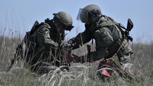 Các binh sĩ của một đơn vị thuộc lữ đoàn công binh của Lực lượng vũ trang Nga đang rà phá mìn chống tăng trên mũi đất Arabat, nối liền Crưm với vùng Kherson dọc theo Biển Azov. - Sputnik Việt Nam