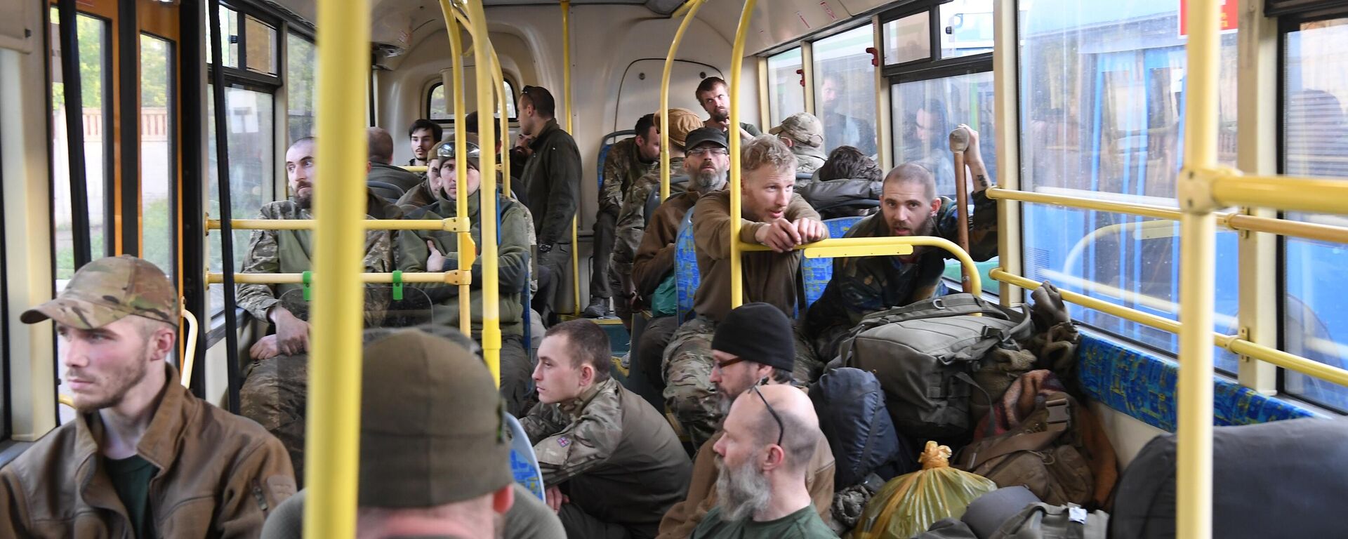 Các quân nhân Ukraina và chiến binh của tiểu đoàn dân tộc chủ nghĩa Azov đã đầu hàng được chở đi trên xe buýt rời khỏi lãnh thổ của nhà máy Azovstal ở Mariupol. - Sputnik Việt Nam, 1920, 18.05.2022