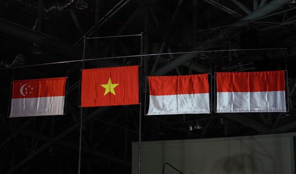 Quốc kỳ Việt Nam, Singapore và Indonesia tại lễ trao huy chương cho các vận động viên cờ vua ngày 17/5 - Sputnik Việt Nam