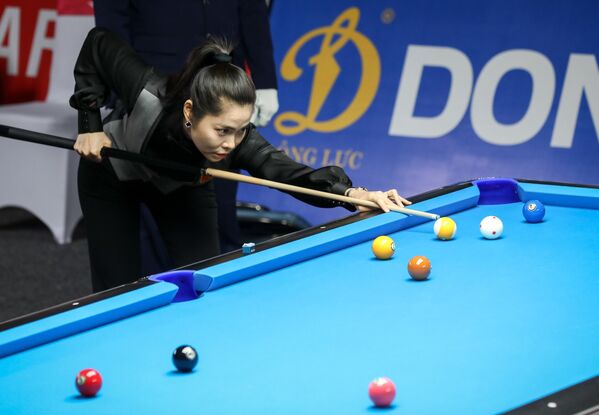 VĐV Huỳnh Thị Ngọc Huyền (Việt Nam) thi đấu nội dung 10 Ball Pool nữ. - Sputnik Việt Nam