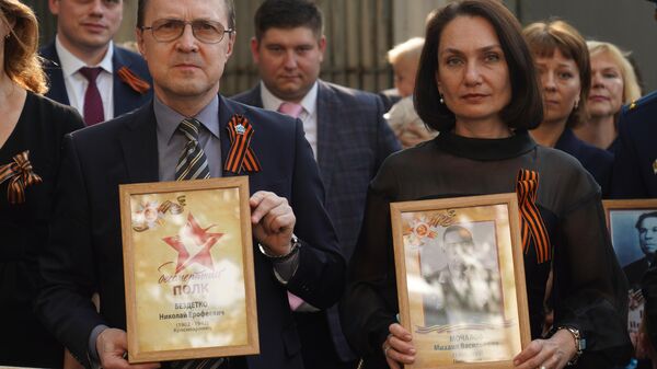 Đại sứ Đặc mệnh toàn quyền Liên bang Nga tại Việt Nam Gennadiy Bezdetko cùng phu nhân tại lễ tưởng niệm - Sputnik Việt Nam
