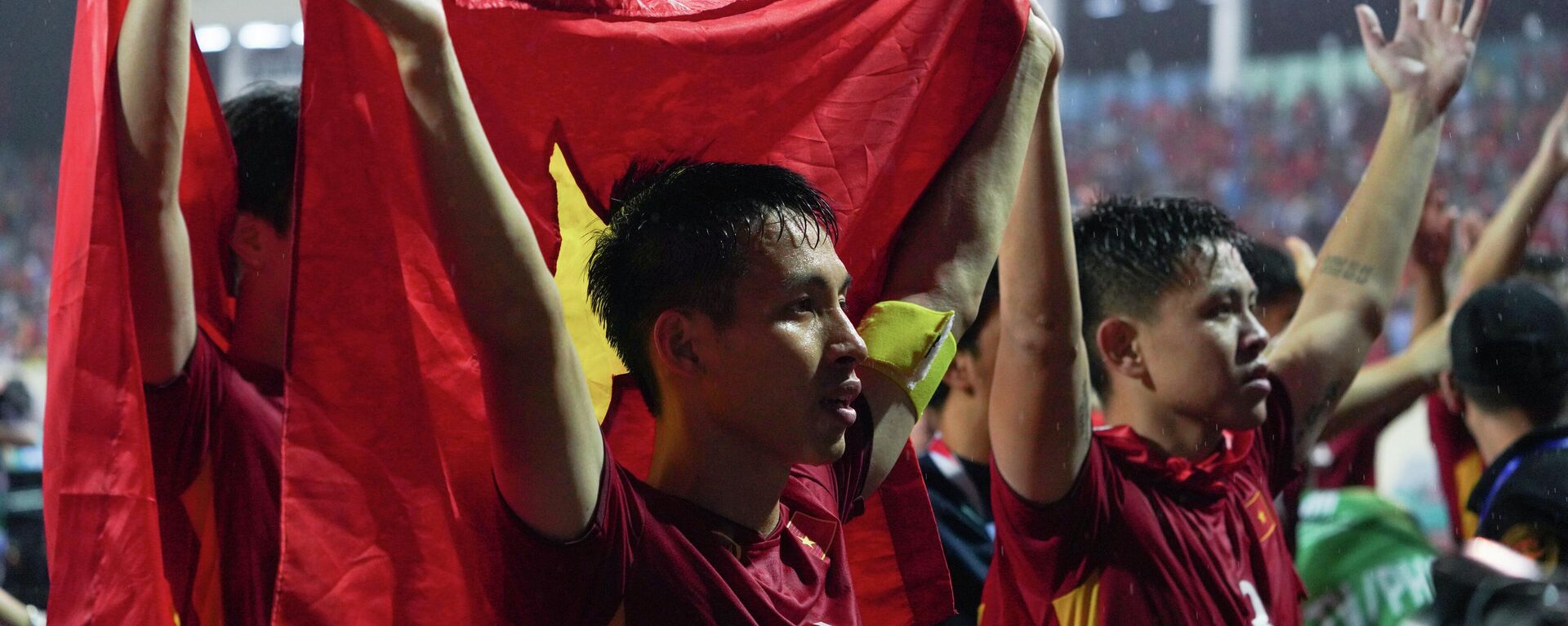 Các cầu thủ Việt Nam ăn mừng chiến thắng trên bục cùng người hâm mộ tại chung kết bóng đá nam SEA Games 31 (Đội trưởng Hùng Dũng và thủ môn Văn Toản) - Sputnik Việt Nam, 1920, 23.05.2022