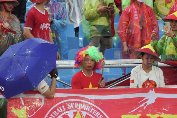 Người hâm mộ mang cả trống để cổ vũ tinh thần cho U23 Việt Nam  - Sputnik Việt Nam