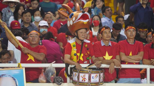 Một cổ động viên trung niên trong bộ đồ linh vật SEA Games 31 Sao La  - Sputnik Việt Nam