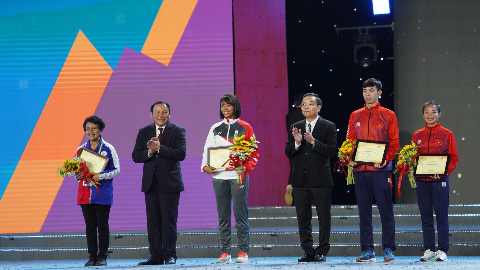 4 VĐV xuất sắc nhất của SEA Games 31, gồm: Nguyễn Thị Oanh (Việt Nam), Joshua Robert Atkinson (Thái Lan), Nguyễn Huy Hoàng (Việt Nam), Jing Wen Quah (Singapore). - Sputnik Việt Nam, 1920, 24.05.2022