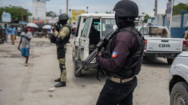 Các nhân viên cảnh sát tuần tra trên đường phố trong chiến dịch chống băng đảng ở phía bắc Port-au-Prince, Haiti - Sputnik Việt Nam
