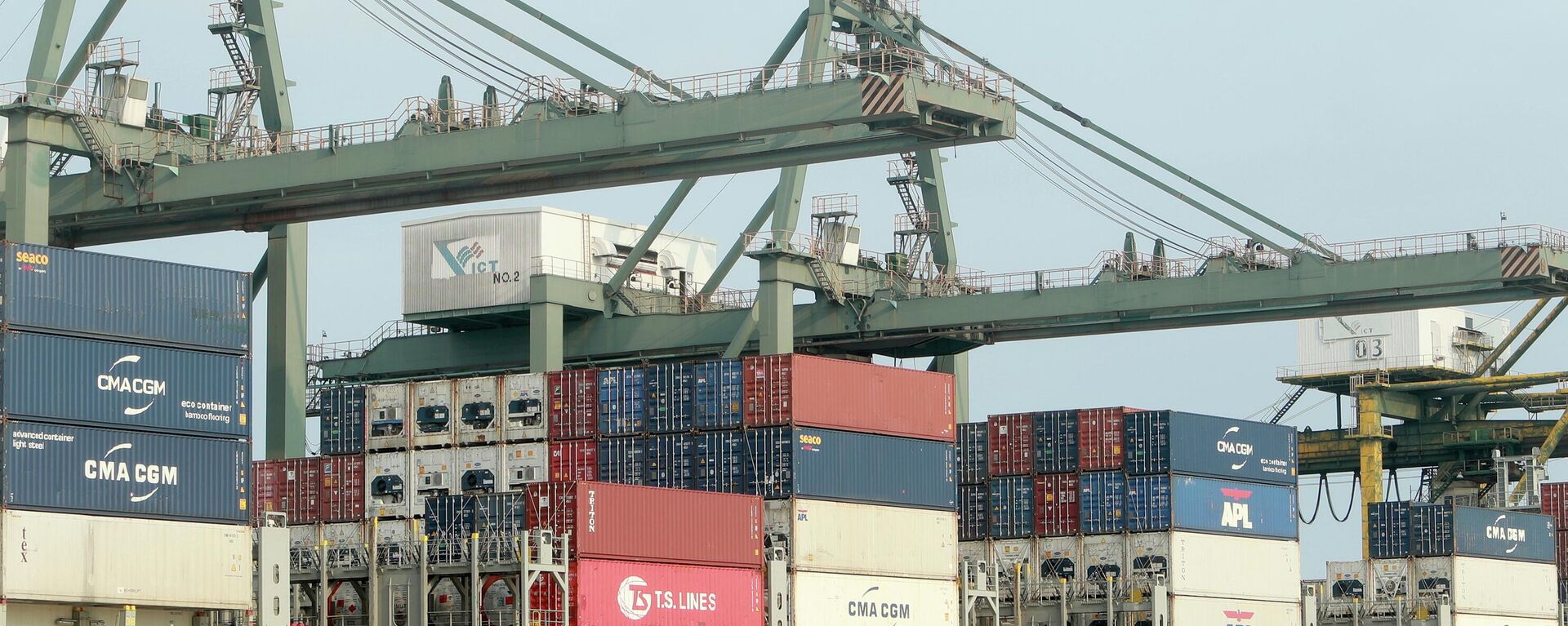 Container vận tải đang được xếp lên tàu tại Cảng Sài Gòn, Thành phố Hồ Chí Minh, Việt Nam - Sputnik Việt Nam, 1920, 29.06.2022