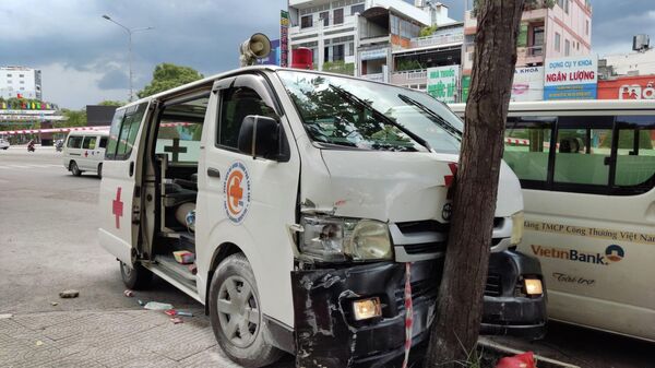 Xe cứu thương của Bệnh viện Đa khoa TP. Cần Thơ bị hư hỏng nặng sau vụ việc. - Sputnik Việt Nam