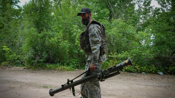 Binh sĩ Ukraina với hệ thống pháo tự hành Stinger của Mỹ ở vùng Donetsk. - Sputnik Việt Nam