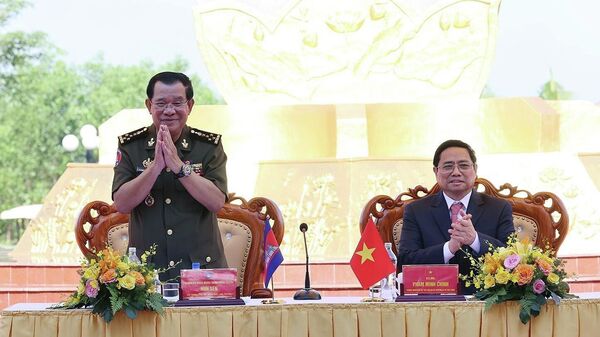 Thủ tướng Phạm Minh Chính và Thủ tướng Campuchia Samdech Techo Hun Sen  - Sputnik Việt Nam