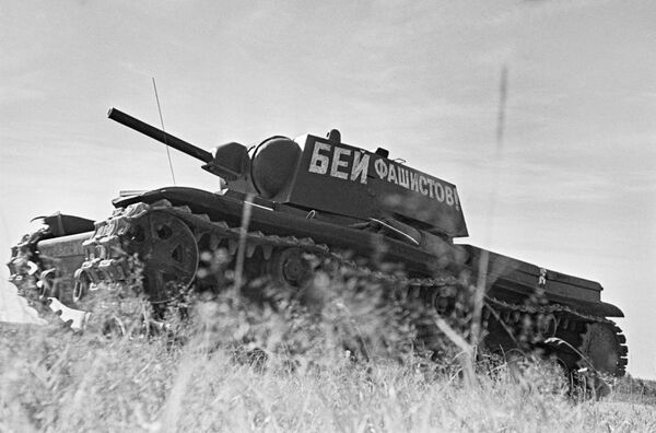 Trung đoàn xe tăng tại Học viện cơ khí và cơ giới mang tên Stalin. Đoàn xe tăng trên đường hành quân. Moskva, tháng 6 năm 1941. - Sputnik Việt Nam