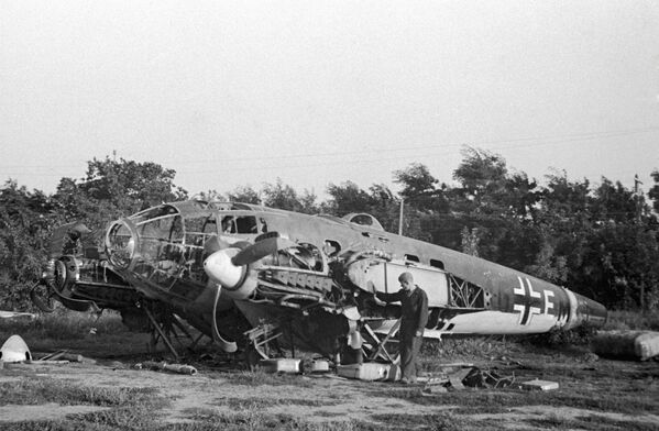 Một trong những chiếc máy bay Đức đầu tiên bị bắn rơi gần Odessa. - Sputnik Việt Nam