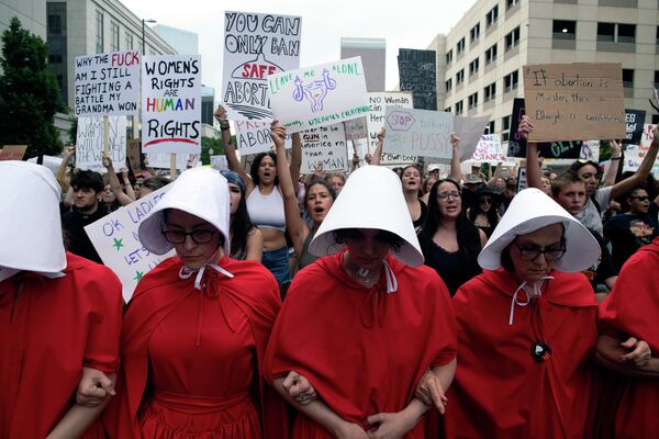 Ngày 27/6, các nhà hoạt động ủng hộ quyền phá thai mặc trang phục &quot;Chuyện cô hầu gái&quot; dẫn đầu cuộc tuần hành ở Denver, Colorado. - Sputnik Việt Nam