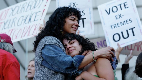 Mitzi Rivas ôm con gái Maya Iribarren trong cuộc biểu tình đòi quyền phá thai tại Tòa thị chính San Francisco - Sputnik Việt Nam