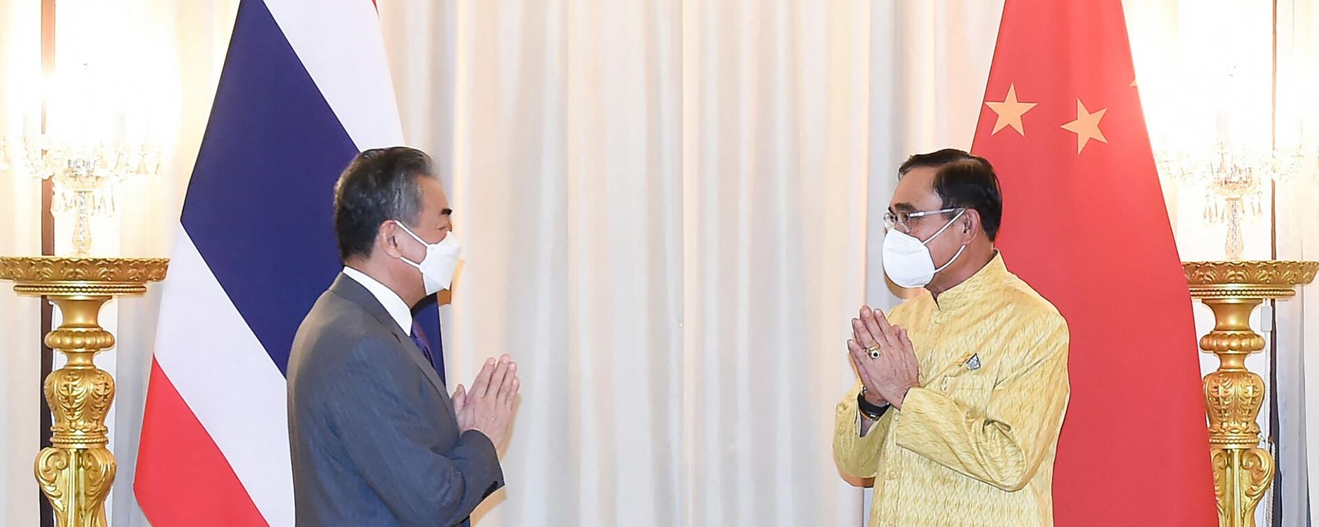 Thủ tướng Thái Lan Prayut Chan-O-Cha chào đón Bộ trưởng Ngoại giao Trung Quốc Vương Nghị đến thăm Bangkok - Sputnik Việt Nam, 1920, 05.07.2022
