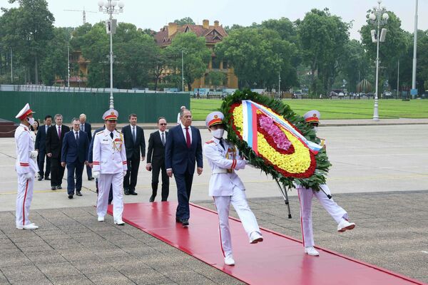 Bộ trưởng Ngoại giao Nga Sergei Lavrov vào Lăng viếng Chủ tịch Hồ Chí Minh - Sputnik Việt Nam