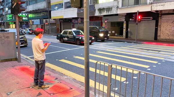 Đèn giao thông chuyên dụng ở Hồng Kông cho người dùng điện thoại thông minh - Sputnik Việt Nam