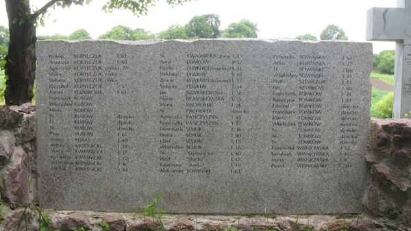 Tấm bảng tưởng niệm với tên của những người Ba Lan bị giết ở Volhynia - Sputnik Việt Nam
