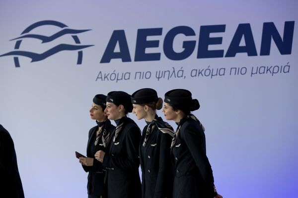 Tiếp viên hàng không Aegean      Airlines đang đứng sau khi kết thúc cuộc họp báo tại Athens, 28/03/2018. - Sputnik Việt Nam