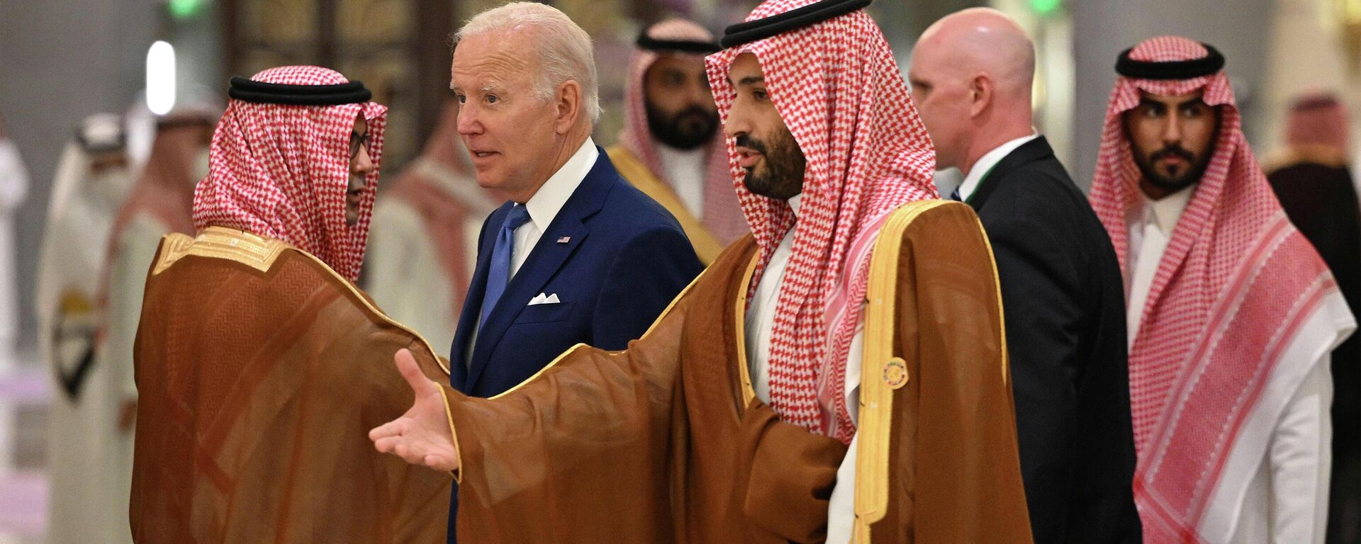 Tổng thống Hoa Kỳ Joe Biden và Thái tử Ả Rập Saudi Mohammed bin Salman tại một khách sạn ở Jeddah, Ả Rập Saudi, ngày thứ Bảy 16/7/2022 - Sputnik Việt Nam, 1920, 09.08.2022