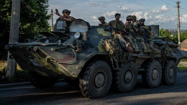 Binh sĩ Ukraina đang đi trên xe tăng dọc con đường ở vùng Donetsk - Sputnik Việt Nam
