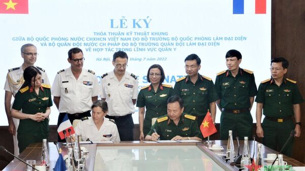 Đại diện quân y hai nước ký thỏa thuận kỹ thuật khung tại Hà Nội hôm 21/7.  - Sputnik Việt Nam