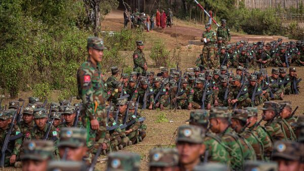 Các binh sĩ của Quân đội Giải phóng Quốc gia Taaung ở thị trấn Tangyan, Myanmar - Sputnik Việt Nam