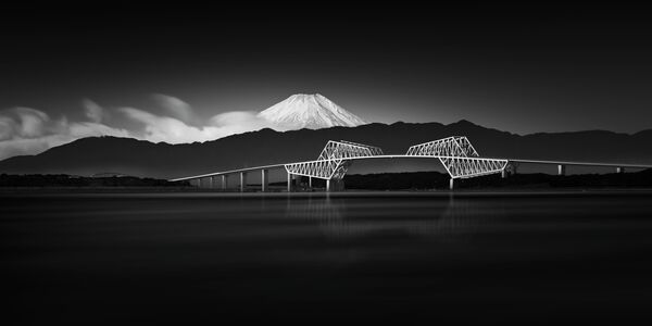 Bức ảnh «Mount Fuji and Gate Bridge» (Núi Phú Sĩ và cổng cầu) của nhiếp ảnh gia Trung Quốc Shuchuan Liu, giành vị trí thứ 2 trong hạng mục «Đen trắng» của HIPA’S 11th season &#x27;Nature&#x27;. - Sputnik Việt Nam