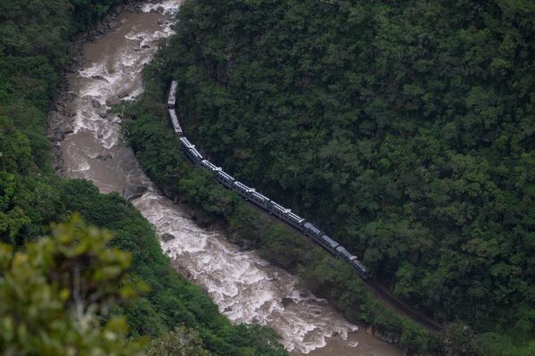 Chuyến tàu nối Ollantaytambo và Machu Picchu ở Peru. - Sputnik Việt Nam