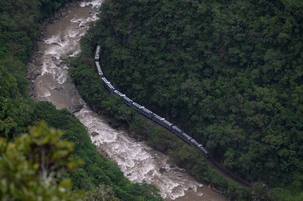 Chuyến tàu nối Ollantaytambo và Machu Picchu ở Peru. - Sputnik Việt Nam