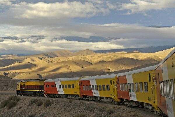 Chuyến tàu được mệnh danh là “Tàu mây” ở tỉnh Salta, miền Bắc Argentina. - Sputnik Việt Nam