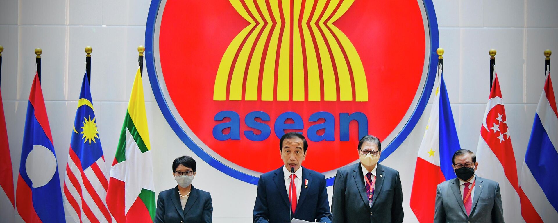 Tổng thống Indonesia Joko Widodo đưa ra một tuyên bố báo chí tại Hội nghị Cấp cao ASEAN tại Jakarta. - Sputnik Việt Nam, 1920, 09.11.2022