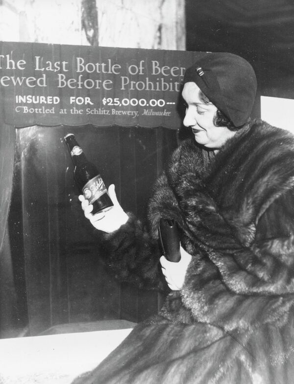 Ray Samuels cầm chai bia cuối cùng được chưng cất trước khi Lệnh cấm có hiệu lực ở Chicago. Một chai Schlitz được bảo hiểm với giá 25.000 USD, giá năm 1930 - Sputnik Việt Nam