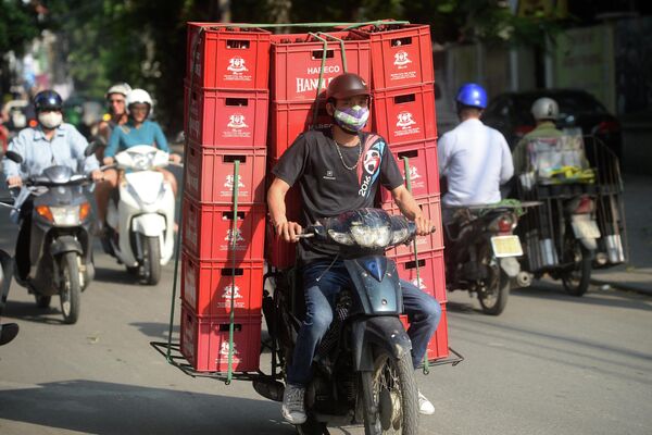 Người đàn ông chở thùng bia bằng xe máy trên đường phố Hà Nội, Việt Nam - Sputnik Việt Nam