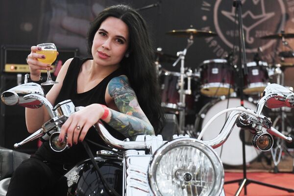 Cô gái cầm ly bia tại lễ hội văn hóa thủ công lần thứ 4 ở Kazan - Sputnik Việt Nam