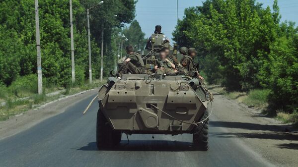 Quân nhân của Lực lượng vũ trang Liên bang Nga đang lái xe dọc theo con đường gần thành phố Izyum - Sputnik Việt Nam