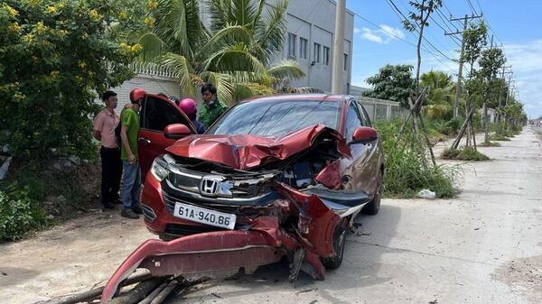 Chiếc xe ô tô hư hỏng nặng sau tai nạn - Sputnik Việt Nam