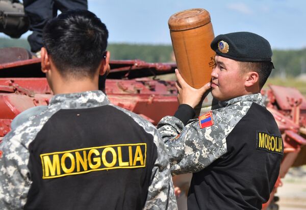 Các quân nhân đội tuyển Mông Cổ trong buổi điều chỉnh vũ khí tiêu chuẩn của xe tăng T-72B3 tại thao trường Alabino ở ngoại ô Moskva. - Sputnik Việt Nam
