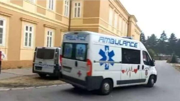 Xe cấp cứu ở thành phố Cetinje, Montenegro, nơi xảy ra vụ xả súng - Sputnik Việt Nam