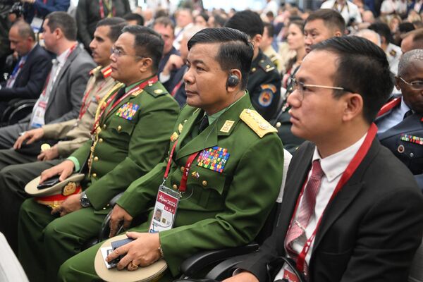 Các đại biểu Myanmar dự phiên họp toàn thể của Diễn đàn Kỹ thuật-Quân sự Quốc tế «Army-2022» tại Trung tâm Triển lãm-Hội nghị «Patriot». - Sputnik Việt Nam