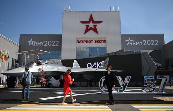 Trước Trung tâm Triển lãm-Hội nghị «Patriot», nơi tổ chức Diễn đàn Kỹ thuật-Quân sự Quốc tế «Army-2022». Hậu cảnh: Máy bay chiến đấu đa năng thế hệ thứ năm Su-57 của Nga. - Sputnik Việt Nam