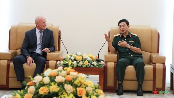 Tướng Phan Văn Giang tại cuộc gặp với Viện sĩ Viện Hàn lâm Khoa học Nga Nikolai Sidelnikov - Sputnik Việt Nam