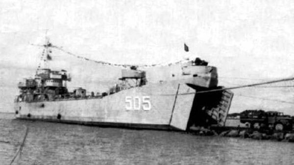Tàu HQ505 đã lao lên bãi ngầm ở đảo Cô Lin cắm cờ khẳng định chủ quyền Tổ quốc vào ngày 14/3/1988. - Sputnik Việt Nam